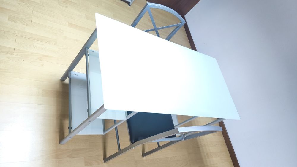 Mesa de vidro com cadeiras