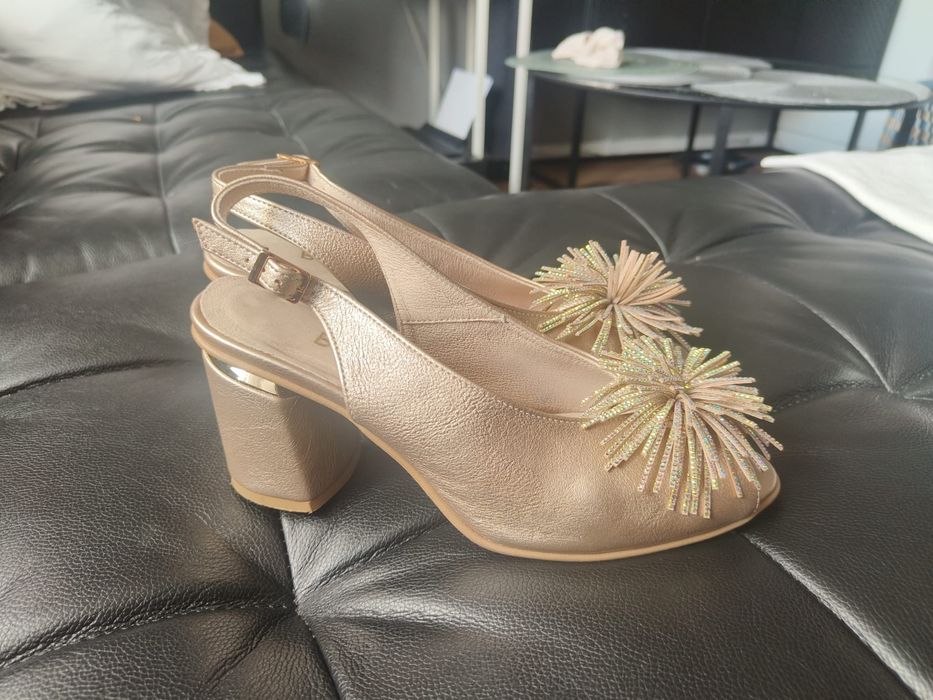 Sandały złote na słupku 37