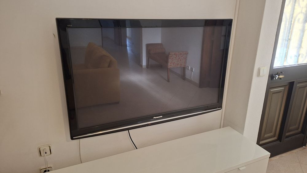 Televisão Panasonic com suporte