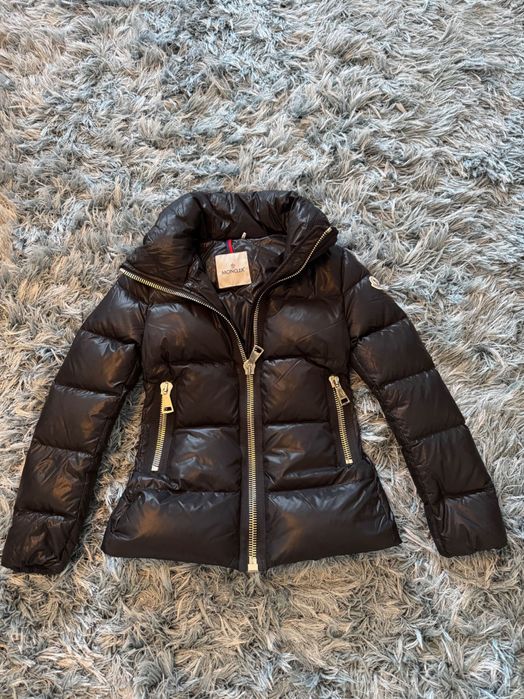 Czarna taliowana kurtka Moncler