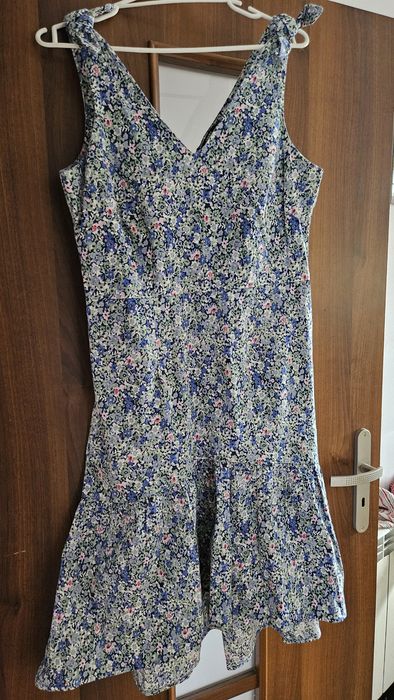 Sukienka w kwiaty z Carry
