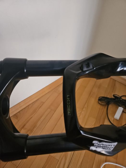 Продам вилку rockshox