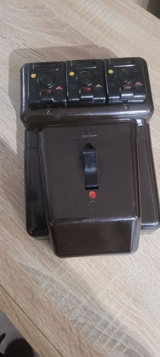 Quadro elétrico antigo com disjuntores de 16 e  10 amperes