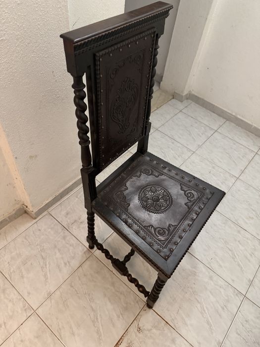 Cadeira em couro toda trabalhada