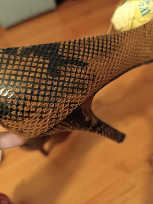 Sapatos altos de pele de cobra