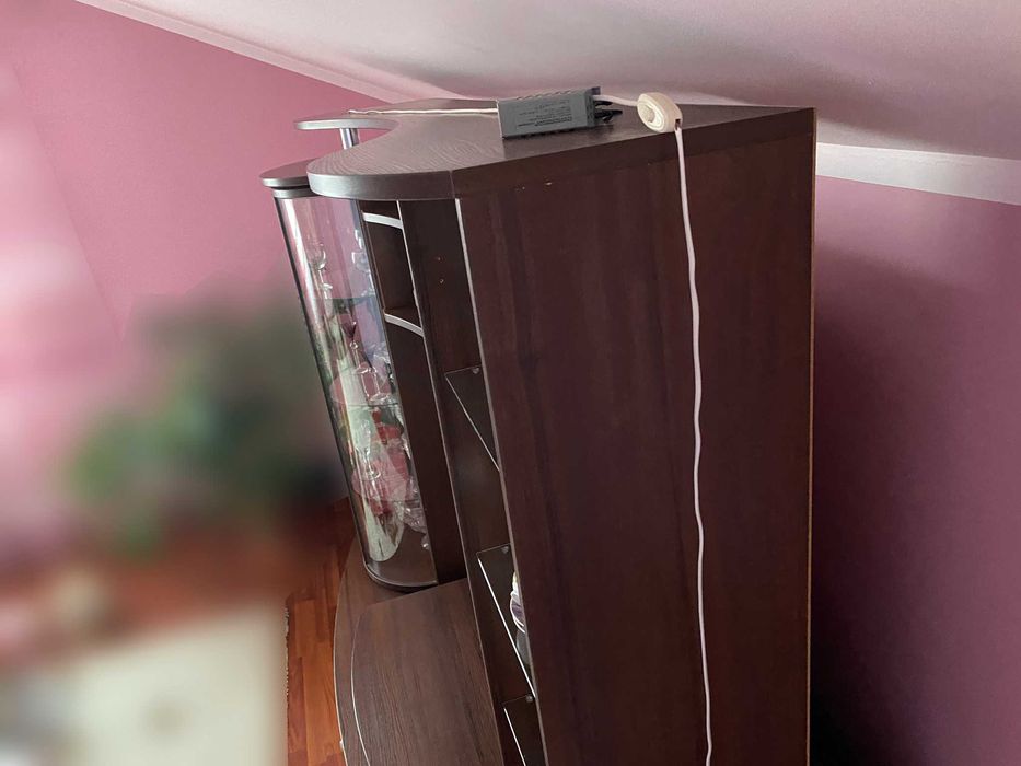 Шафа з місцем під телевізор