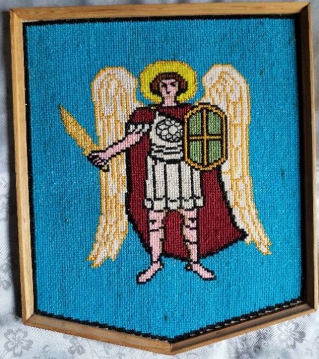 Вишита хрестом картина Архангел Михайло ручна робота  р. 33 см на 37