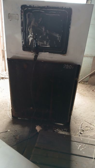 Продаётся старый холодильник.