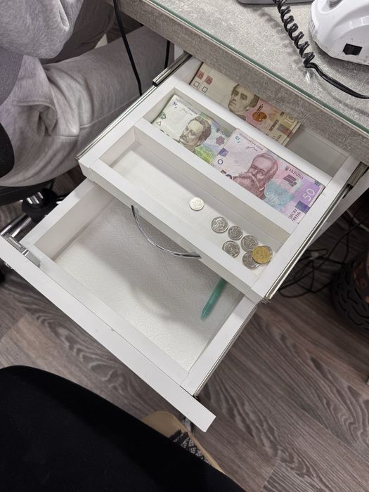 Продам два столи