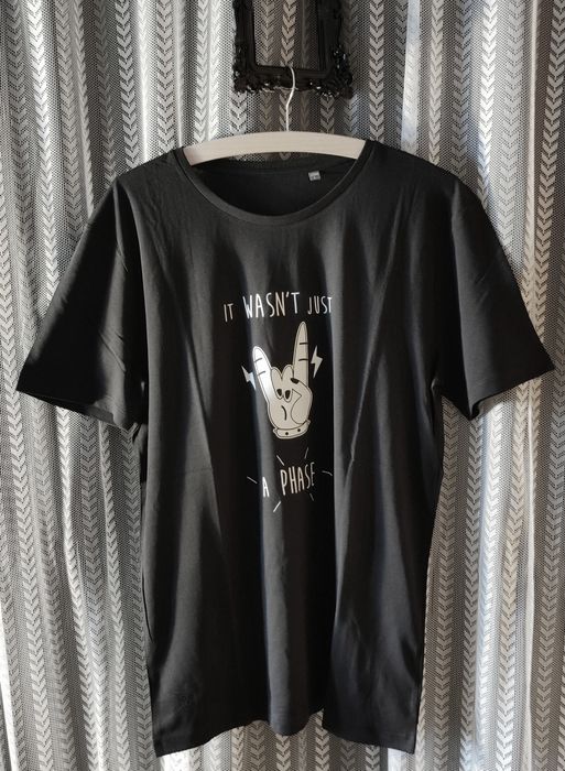 T-shirts "Não Era Apenas Uma Fase" preto I