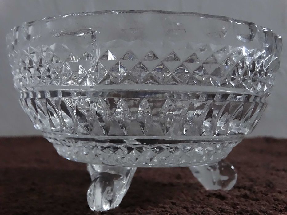 Elegancka Szklana Salaterka na Nóżkach – Vintage / PRL