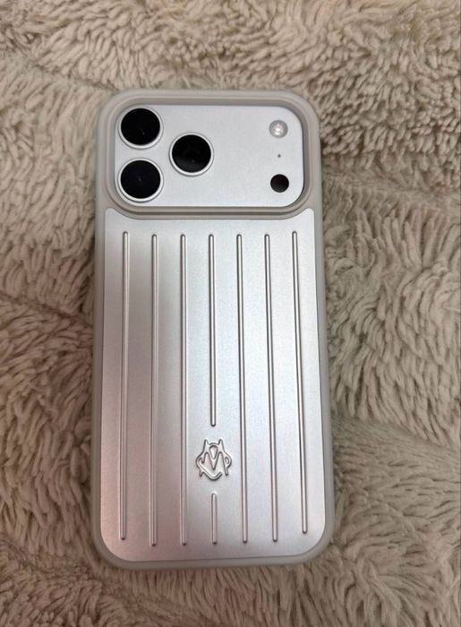 Rimowa  17 pro max