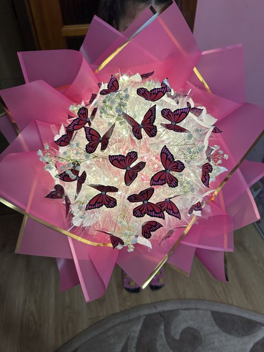 Букет з метеликів з гіпсофілою