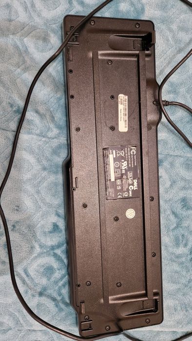 Este objeto é um teclado com fios Dell modelo SK-8115.