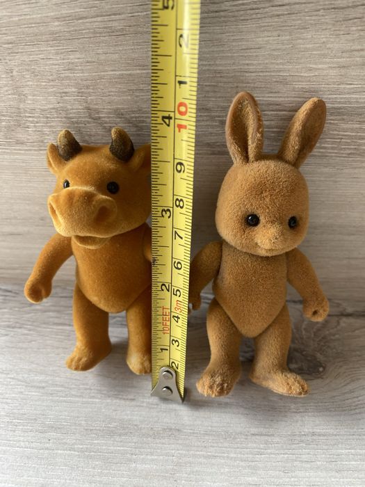 Dwie małe figurki w stylu retro