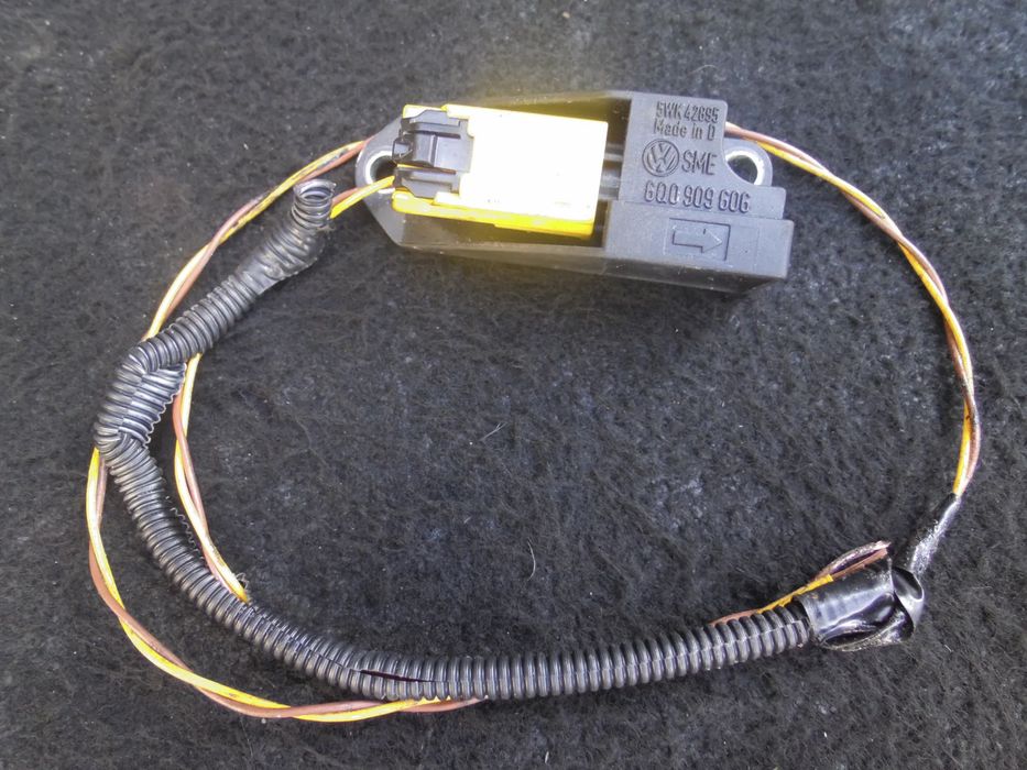 SENSOR CZUJNIK UDERZENIA 5WK42895 6Q0909606 VW SEAT AUDI SKODA POSIADAM 2 SZT WTYCZKA INSTALACJA
