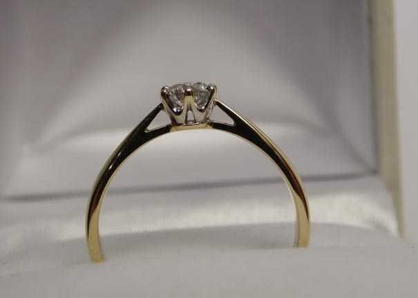 Apart złoty pierścionek z diamentem brylant 0,21 ct.