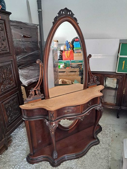 Móveis e loiça antigos