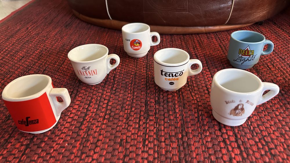 Chávenas de café e pires