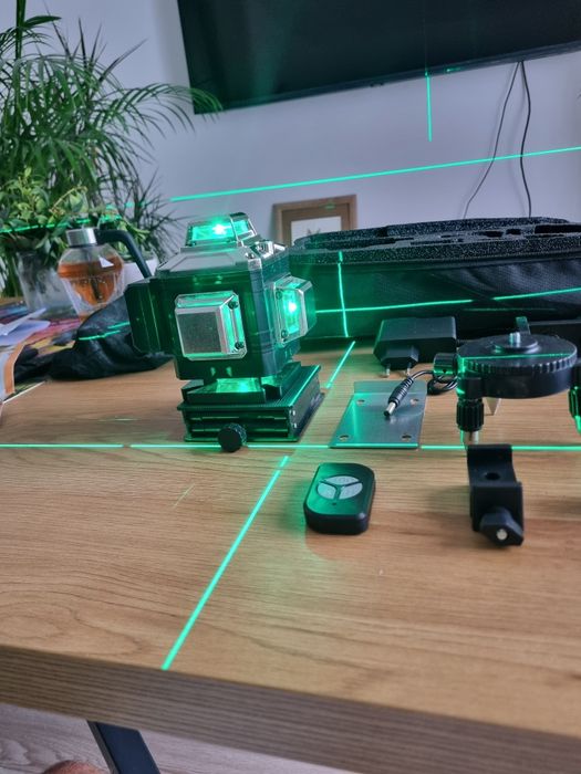 Nivel laser 16 linhas novo com 2 baterias