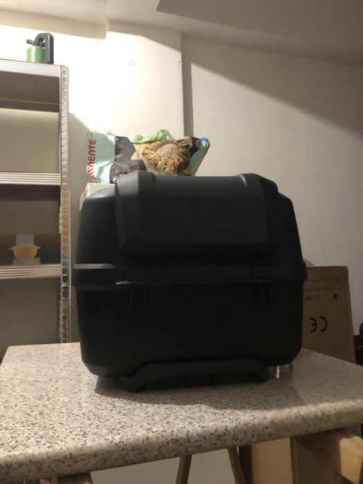 Top case givi com encosto para pendura