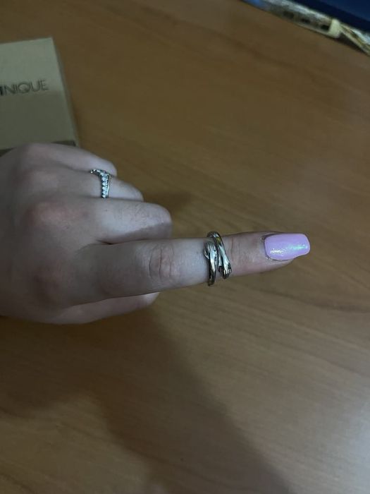 Anel em forma de abraço