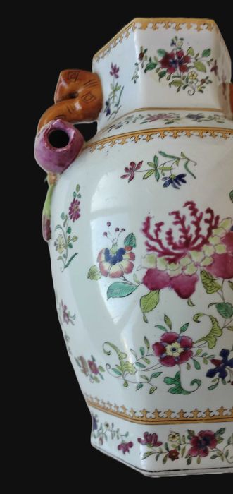 Pote com asas e tampa, em cerâmica da china, muito antigo