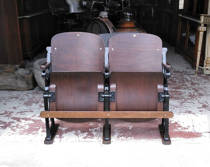 Par de cadeiras de cinema centenárias