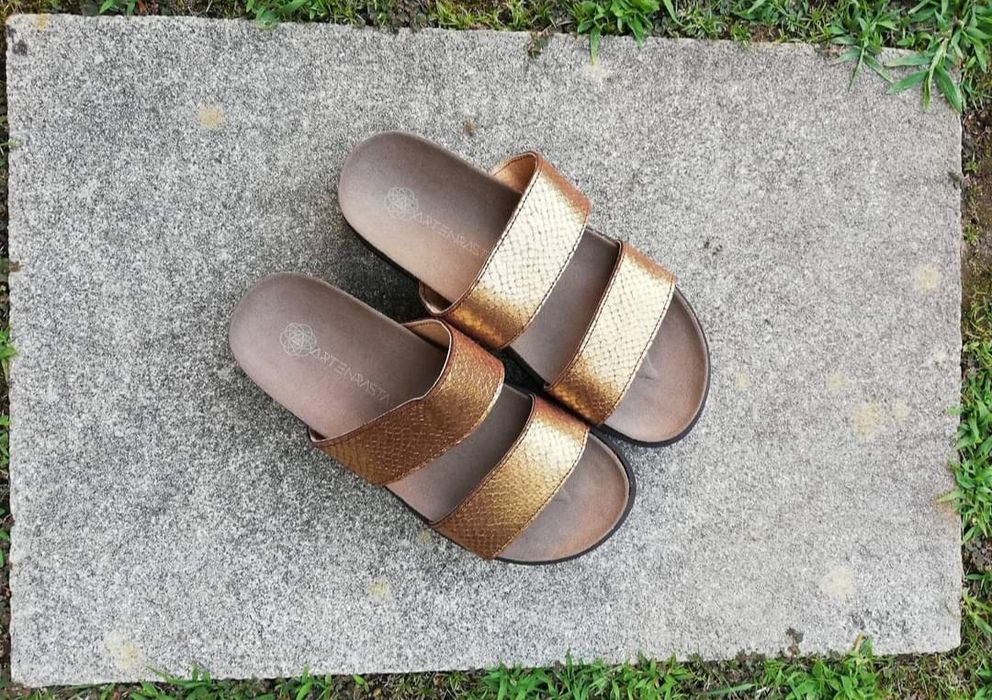 Chinelo plataforma dourado