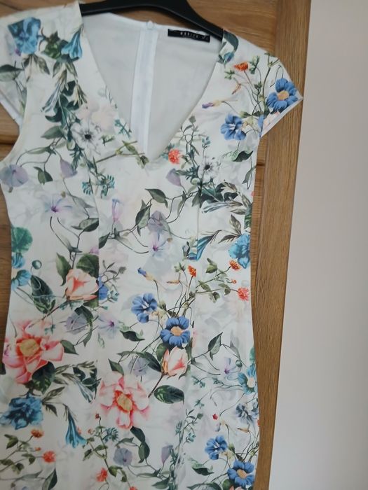 Sukienka za kolana  Mohito  na białym tle  kwiatki 36