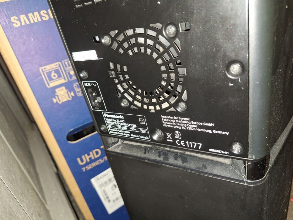 Zestaw elektroniki telewizor smart kolumna komputery monitory