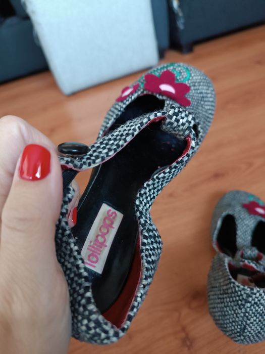 Sapatos altos de tecido com flor