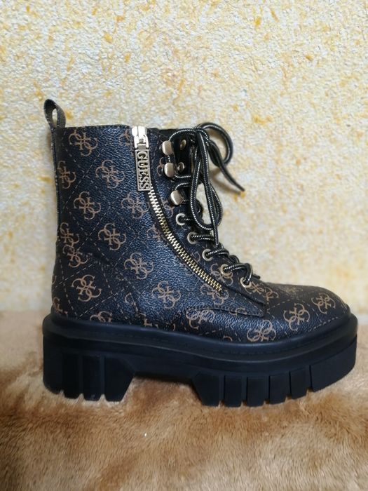 Ботинки осінні Guess