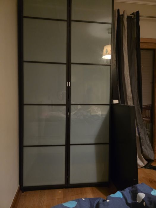 Cama de solteiro e roupeiro.