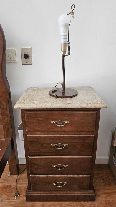 Cama completa com estrado, 2 mesinhas de cabeceira com mármore e 2 candeeiros