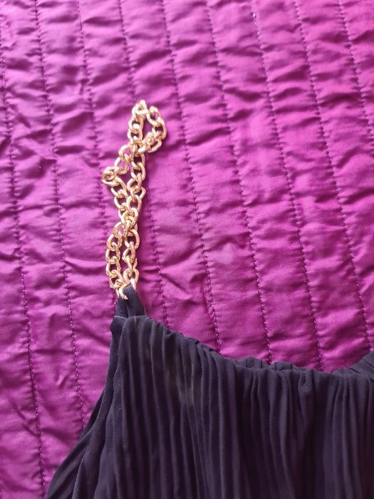 Vestido curto com alcas douradas