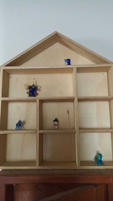 Szkło Murano i drewniana półka