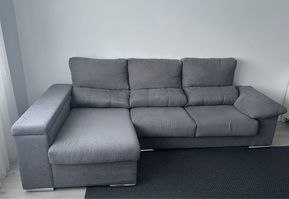 Sofá com chaise longue e arrumação