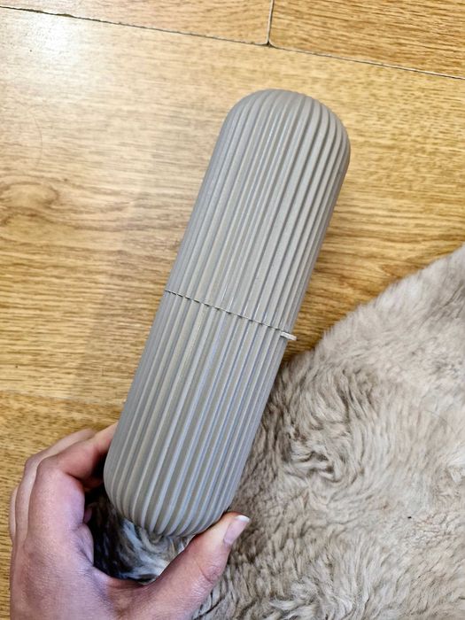 Etui podróżne / pojemnik na szczoteczkę lub pędzle do makijażu