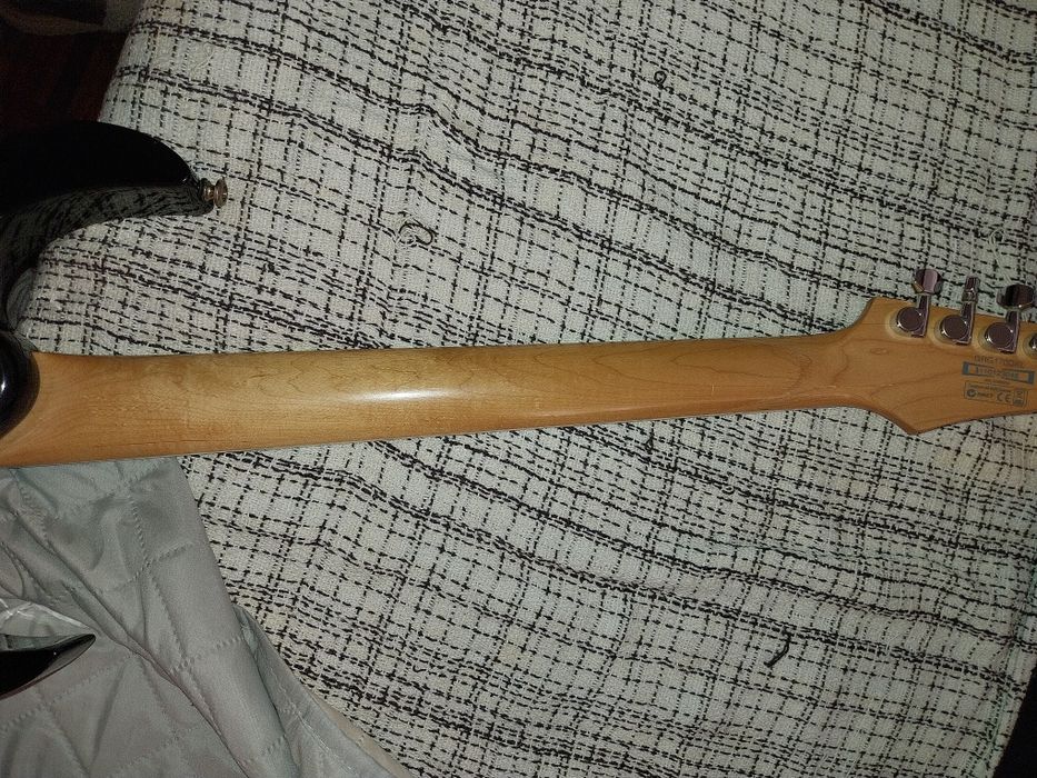 Ibanez Gio para canhoto (L) actualmente com as cordas montadas para direito.