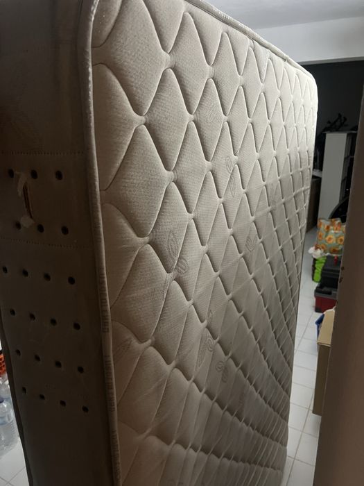 Colchao com marcas de produto