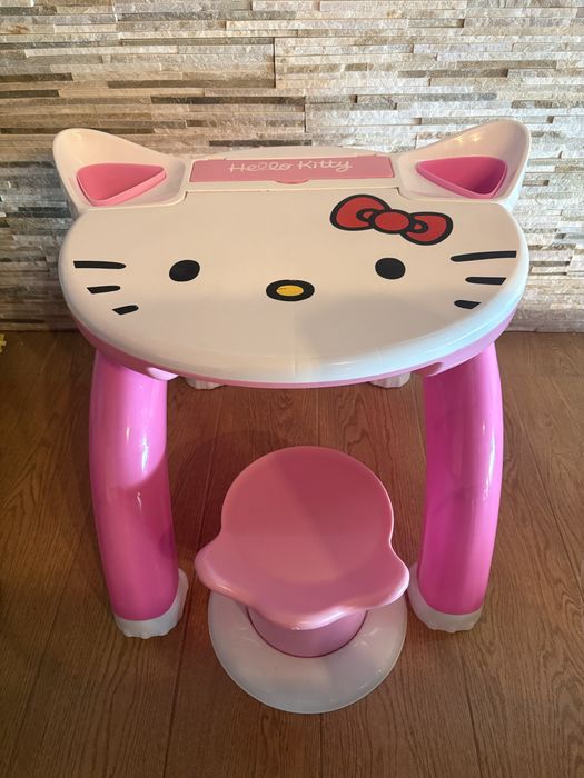 Mesa e cadeira Hello Kitty