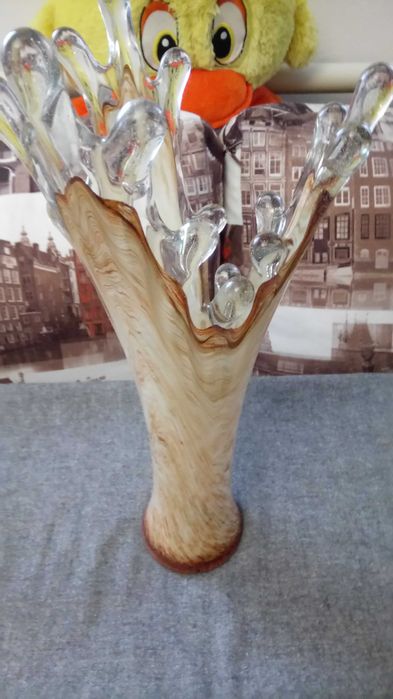 Различные вазы для цветов.