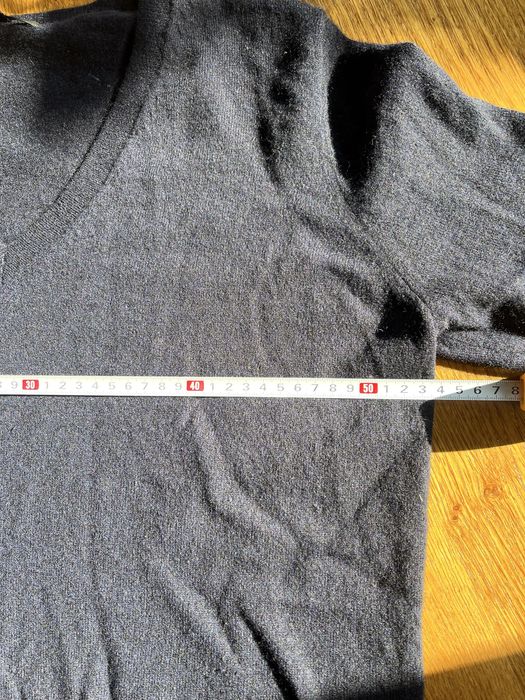 Kaszmirowy sweter marki Uniqlo