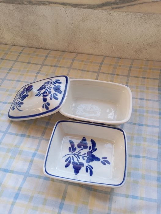 Manteigueira em porcelana