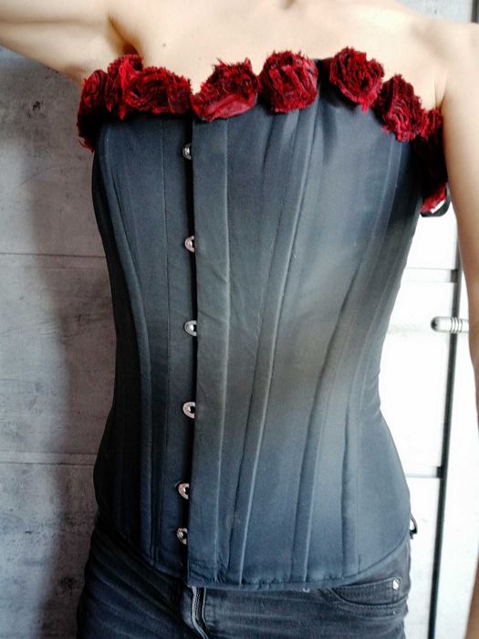 Czarny gorset, metalowe usztywnienie, czerwone róże, Goth