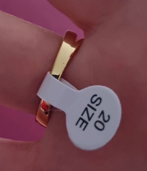 Anel dourado, em aço, com zirconias e uma flor. T17 e T20