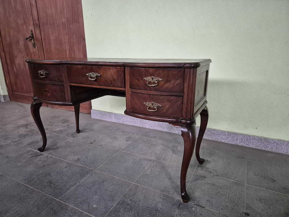 Mesa de Madeira Maciça em Perfeito Estado