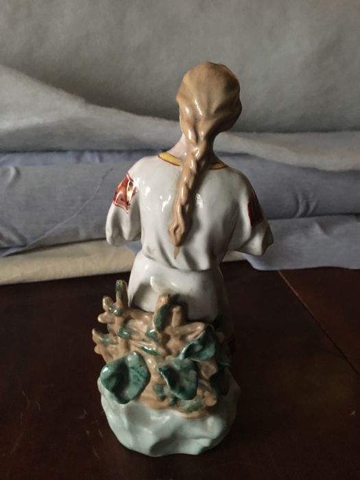 Продам. Порцелянова статуєтка» Дівчина з ромашкою»