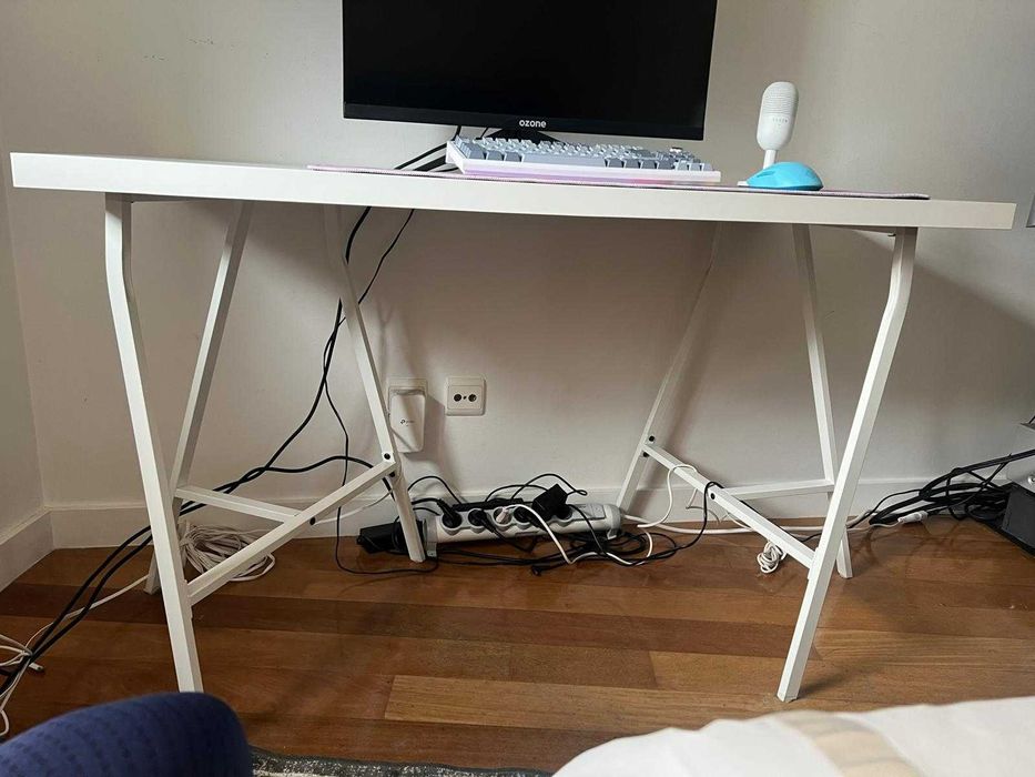 Mesa IKEA branca em bom estado